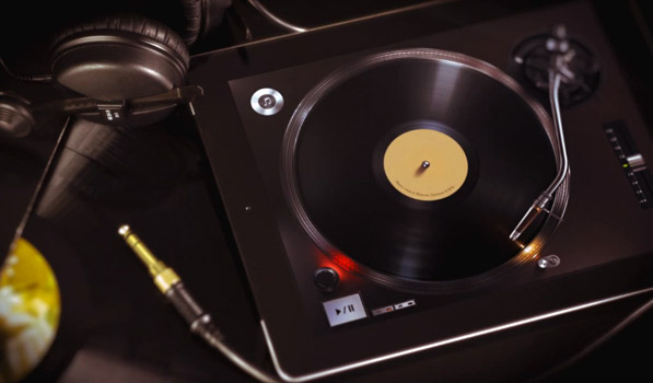 TurnPlay is the Most Ridiculously Detailed Vinyl Record Player App for iPad